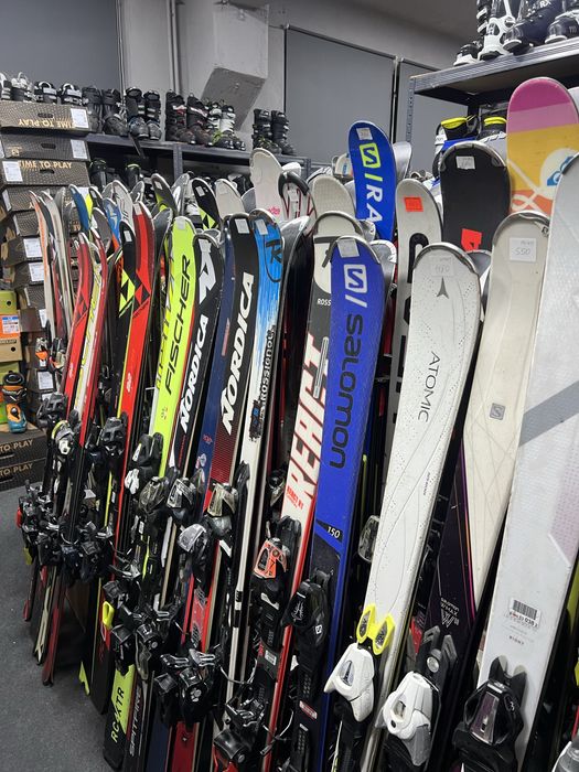 Peste 600 schiuri ski schi si 600 per de clapari  skiuri atomic head