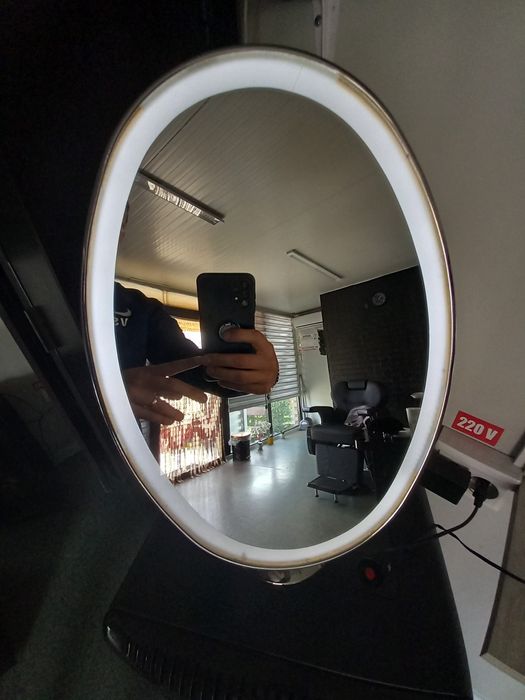 Oglinda cu lumina pe margine