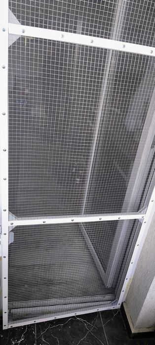 Plasa metalica pentru siguranta pisicutelor