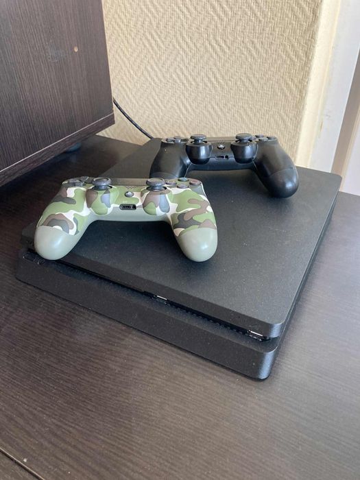PlayStation 4 Slim с два джойстика и волан Logitech Driving Force GT