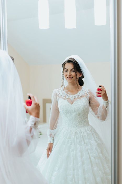 Rochie mireasă, cerc și voal