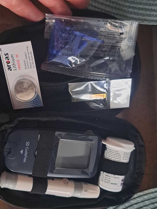 Aparat de măsurat glicemia CodeFree plus 2 cutii cu ace!!!