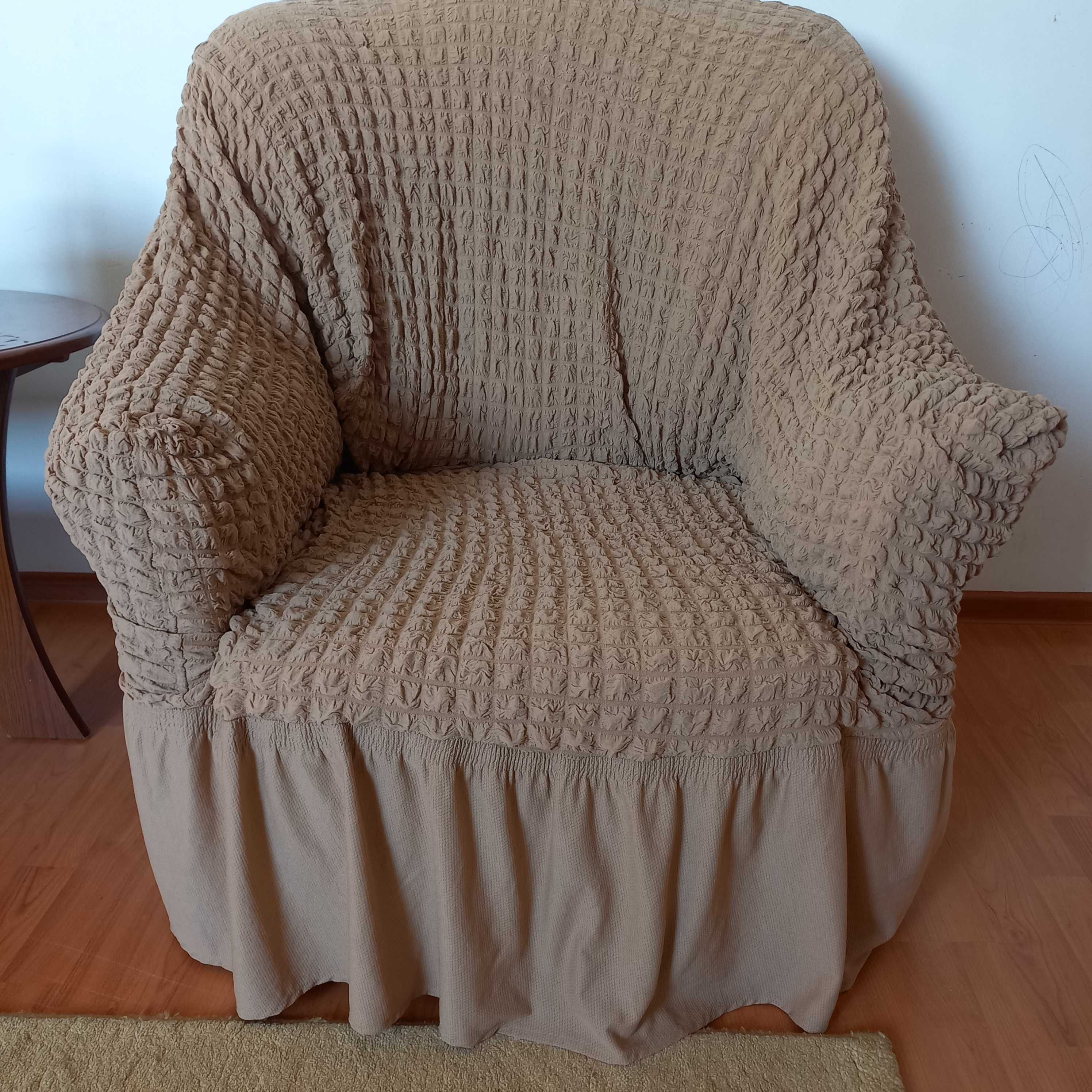 Продаётся диван с двумя креслами.
