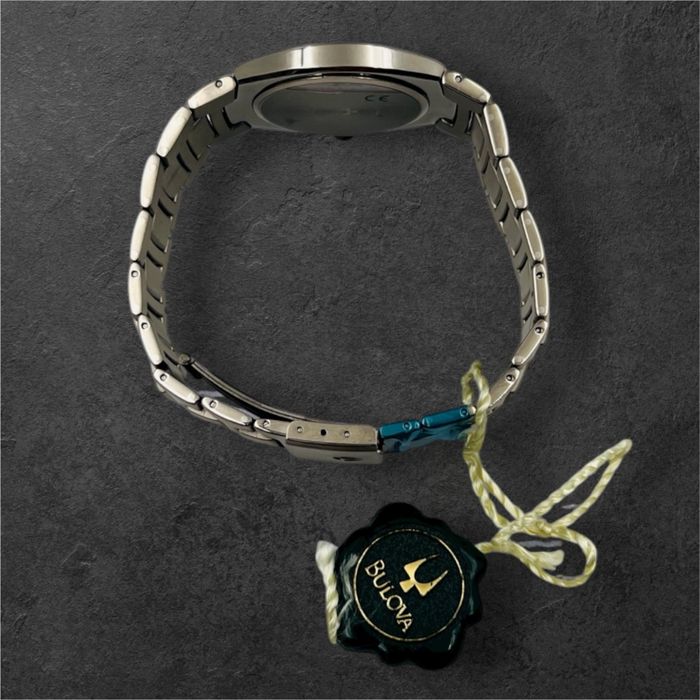 Bulova Titanium мъжки часовник нов с лепенките