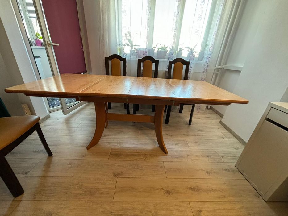 PF vând masă extensibila cu 6 scaune din lemn