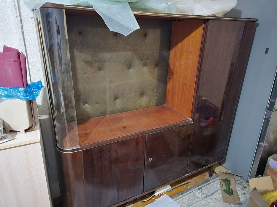 Отдам шкаф-сервант, самовывоз.