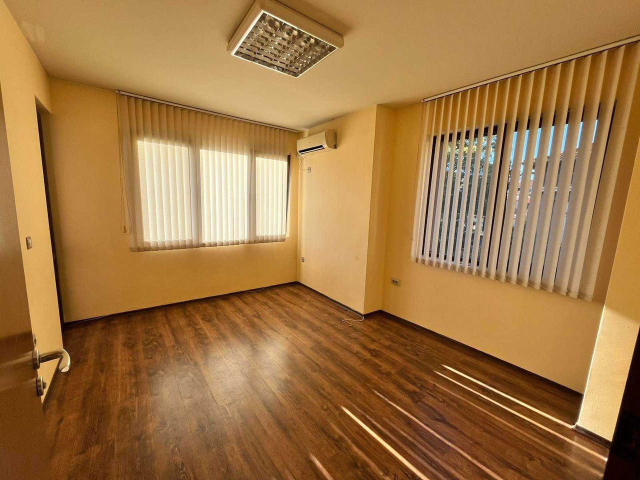 Дава се под наем Офис в Пловдив, Център - 60 кв.м за 380 € - Снимка #4