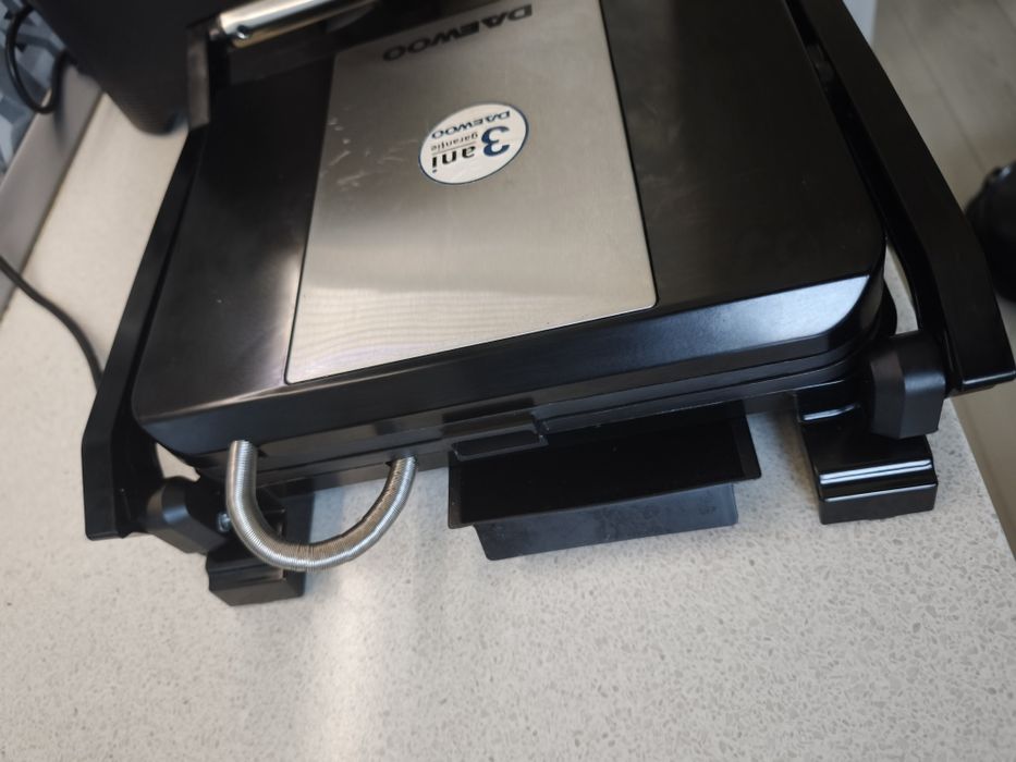 Grill electric dublu Daewoo – 2400 W, în garanție
Grill electr