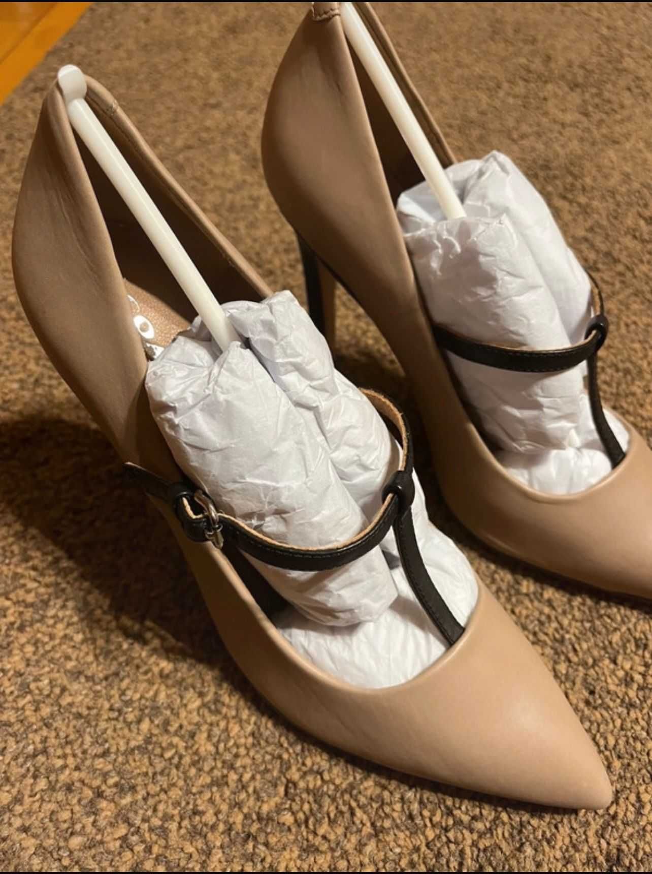 Pantofi Coach New York – Nude, cu toc subțire și bareta T