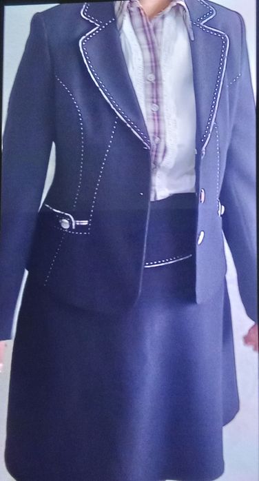 Продам тройка  для девушек в школу ткань Милана 42-48р новая 18000т