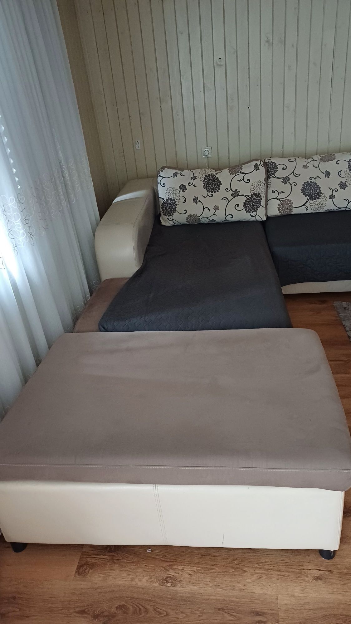 Голям диван с допълнителна табуретка