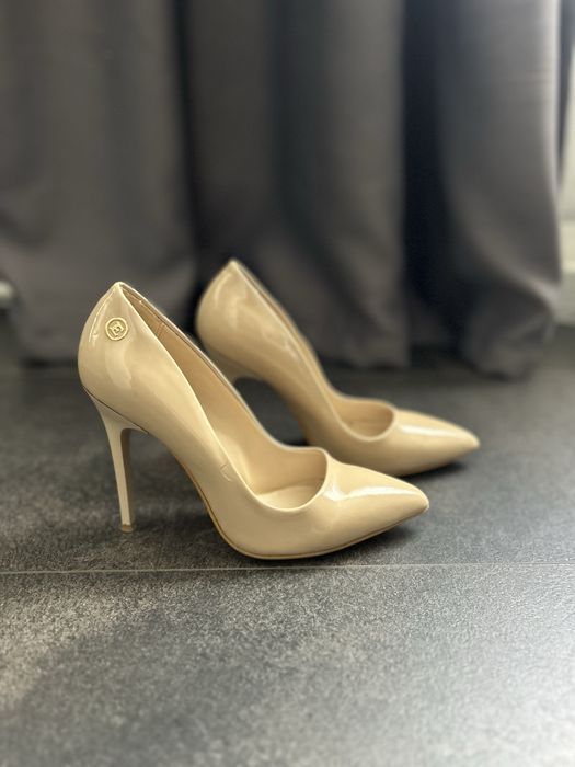 Остри  обувки на ток бежови