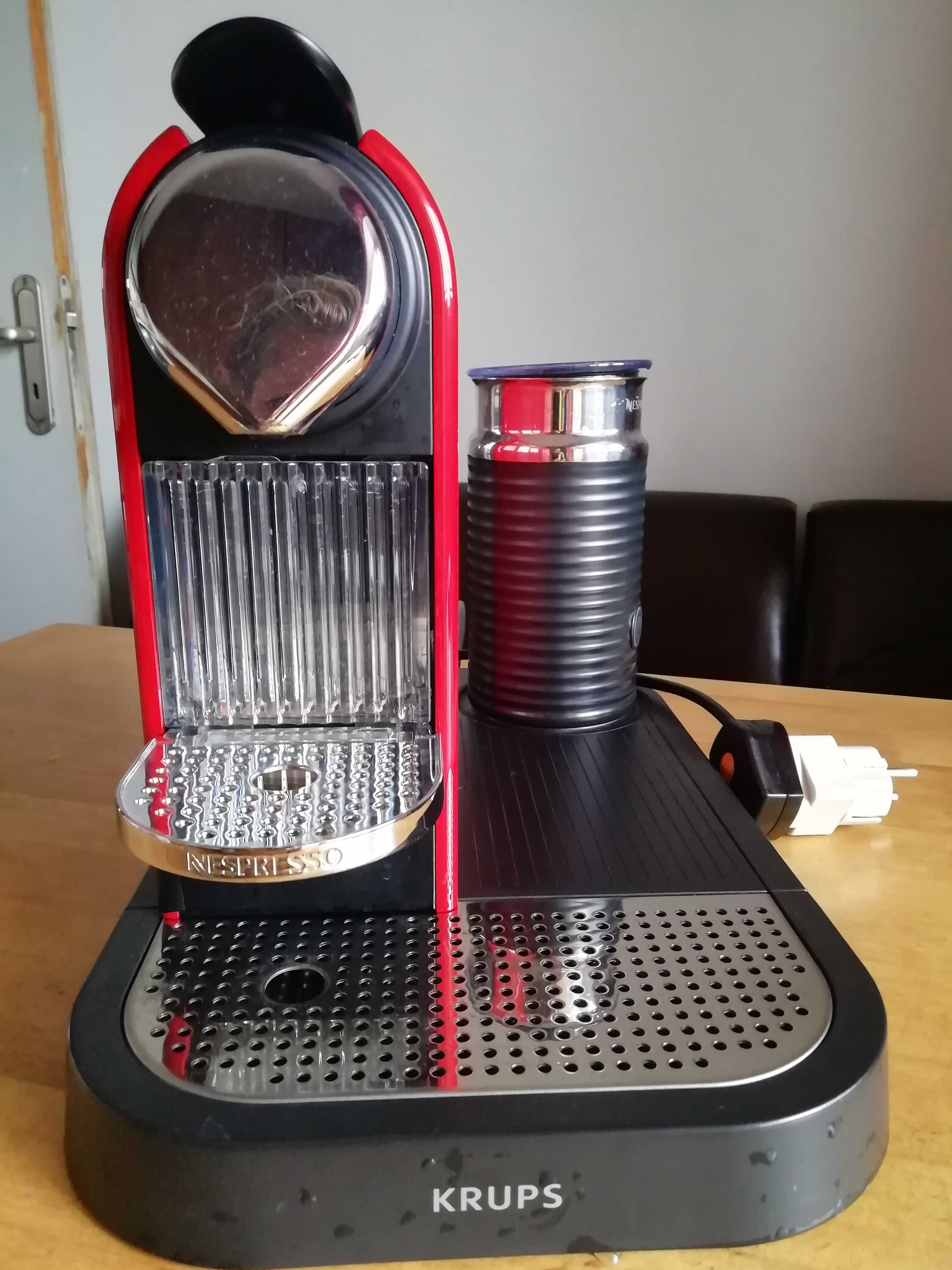 кафе машина Nespresso Крупс + уред за пяна