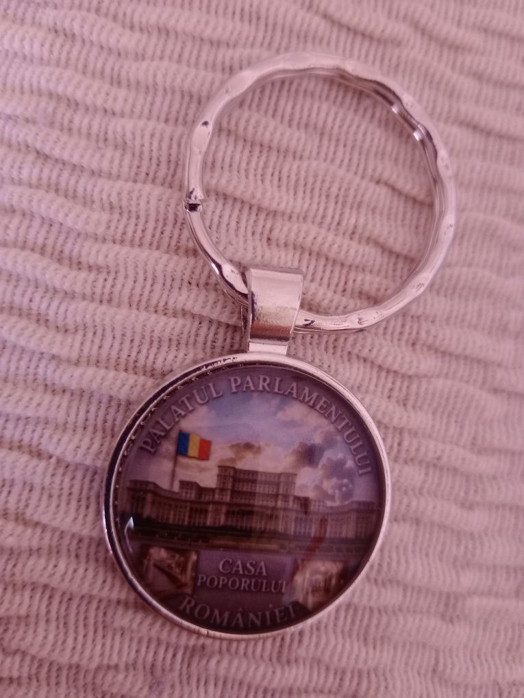Monedă + breloc Palatul Parlamentului – cu cutie de lemn elegantă