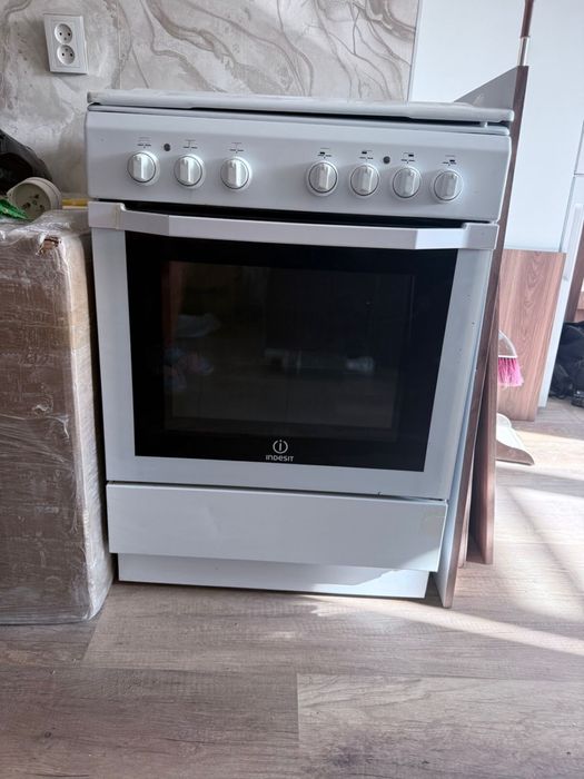 Продам плиту indesit!