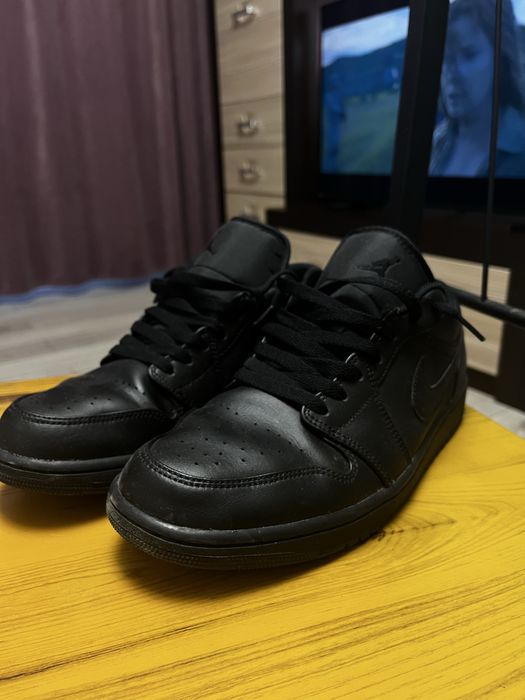 Jordan 1 Low Black