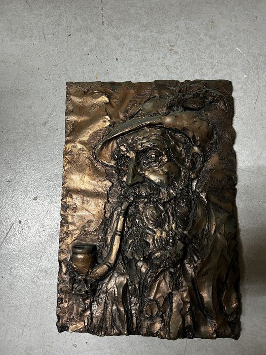 Tablou decorativ basorelief vintage – bătrân cu pipă