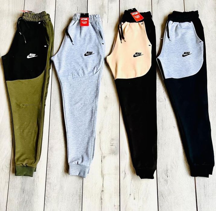 Pantaloni nike tech