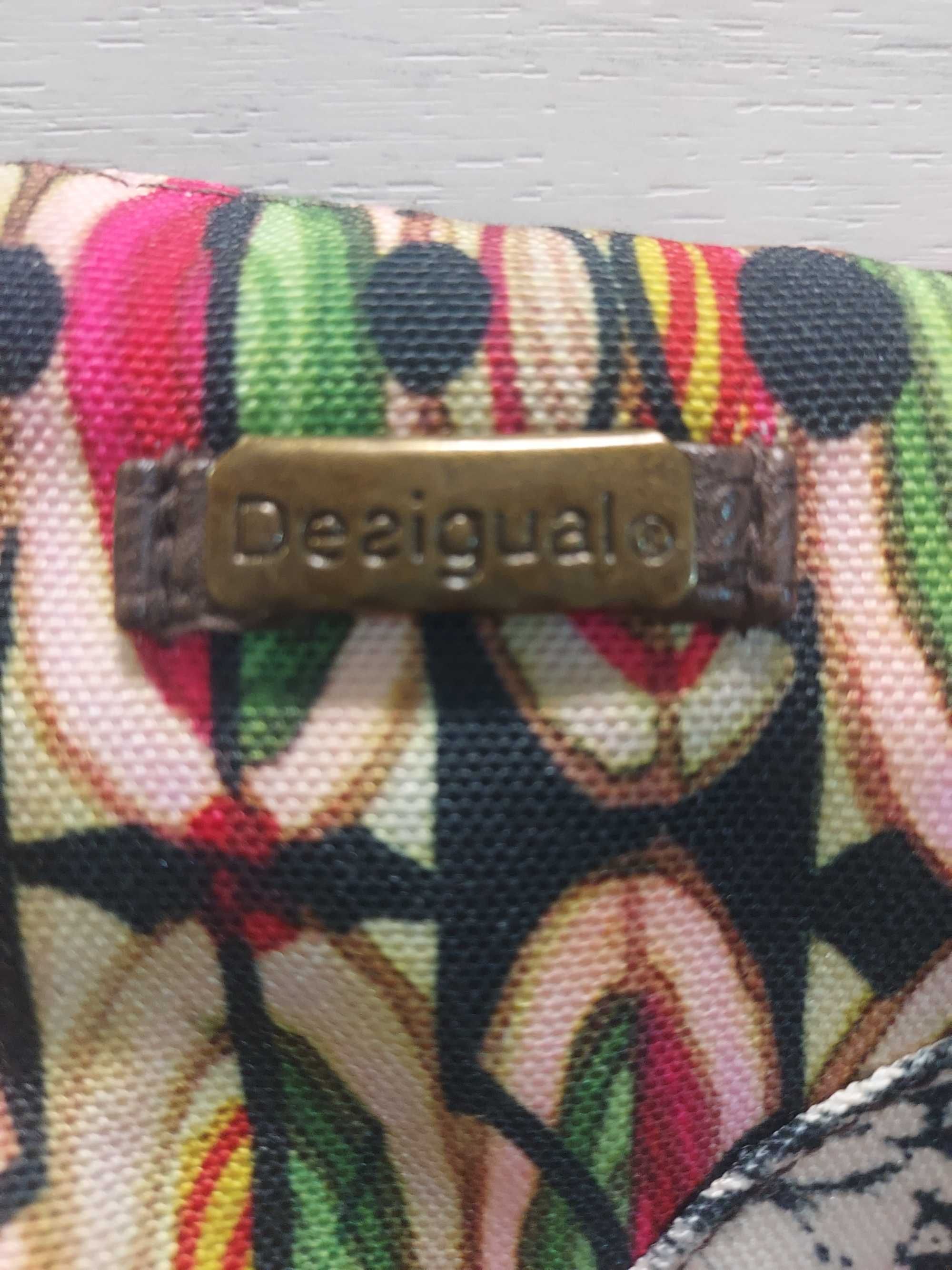 Прекрасна Desigual чанта  в типичен еклектичен стил