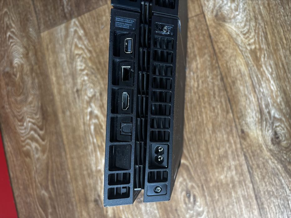 playstation 4 slim с два джойстика + 4 игри
