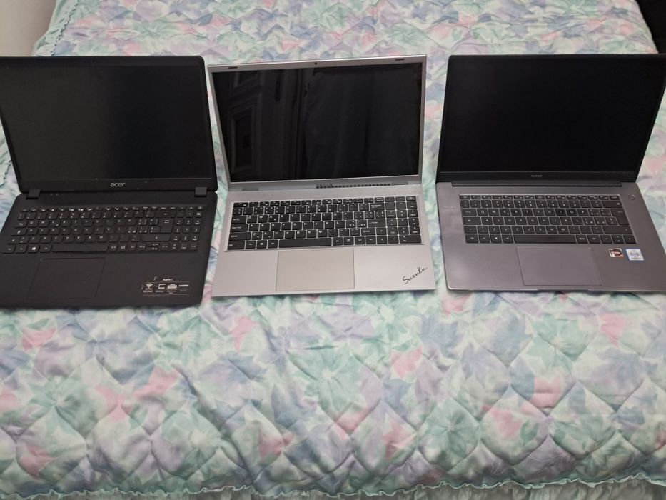 Vind trei laptop la un preț  convenabil