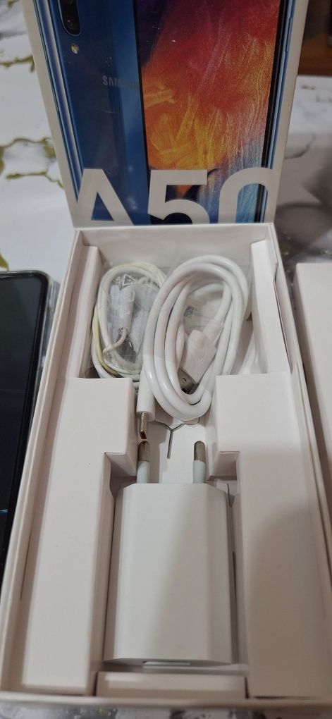 Продам Samsung A50 4/64 синий