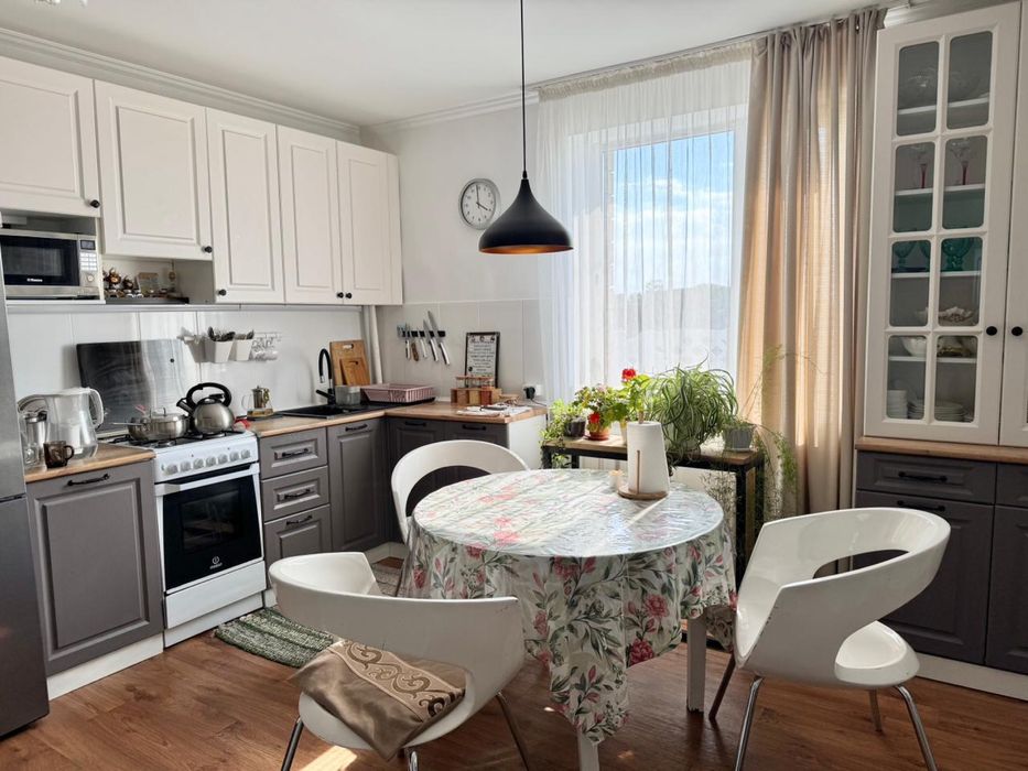 Продам деревянный стол и 6 стульев