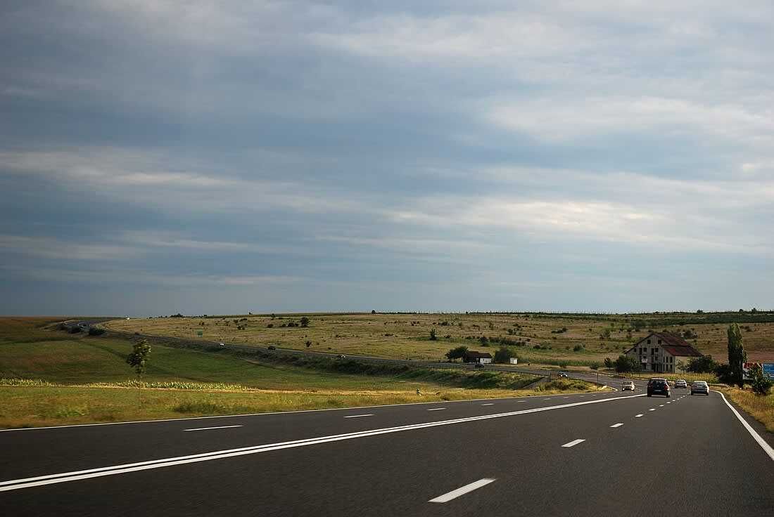 Teren 5.600 m² cu 20 m deschidere la DN2 Trafic intens