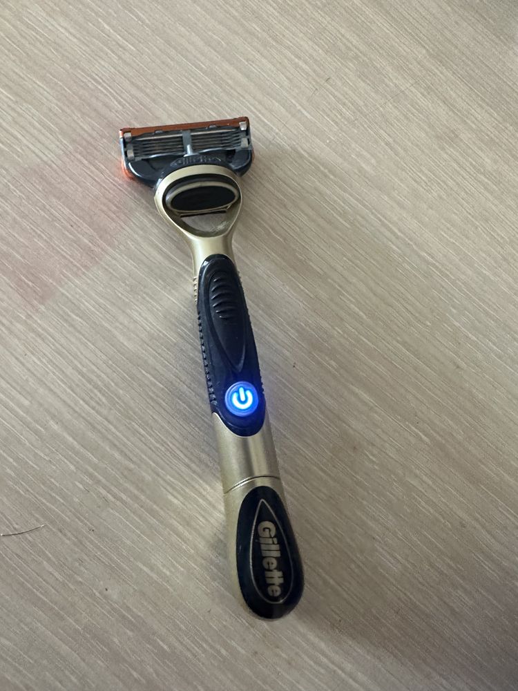 Станок бритва Gillette элекровибрирующий