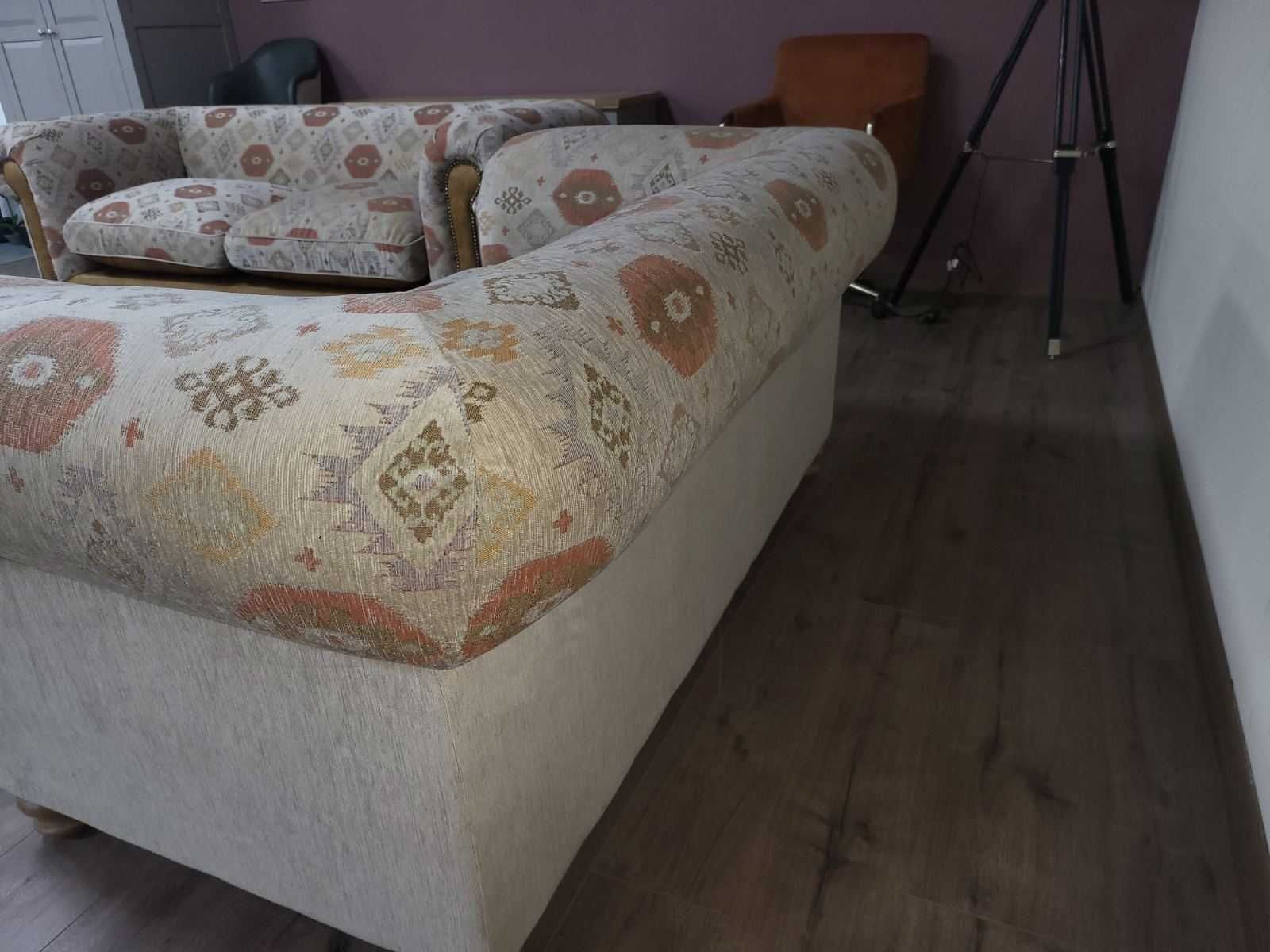 Комплект дивани тройка и двойка от плат и кожа тип Честърфийлд