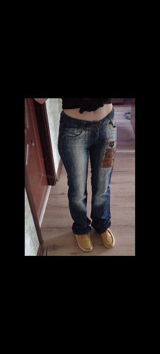 Skinny jeans DSQUARED2 
Se potrivesc unui S probabil