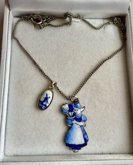 Pandantive olandeze din metal pe lant din metal