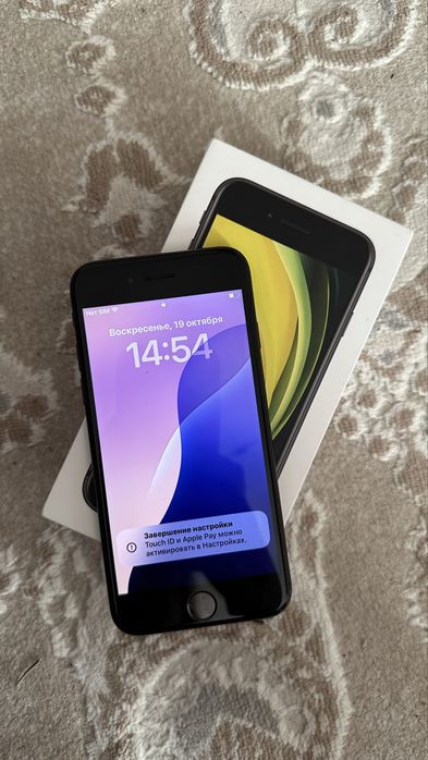 Продам Iphone SE 2020 года