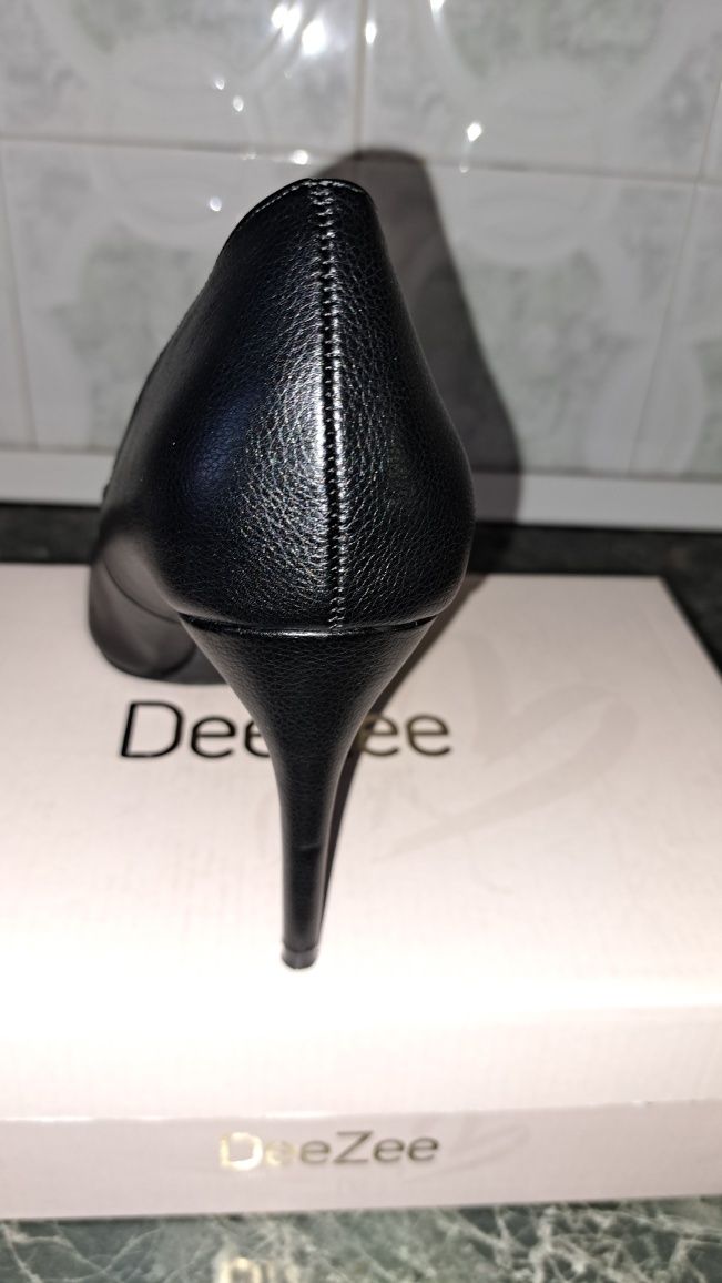 Stiletto noi DeeZee