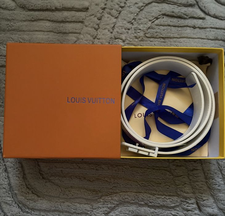 Vand curea lv alba cu accesorii noua