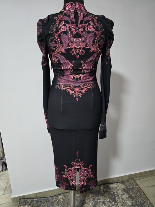 Rochie cu mâneci raglan bufante, cu forme feminine, in tonuri de rosu