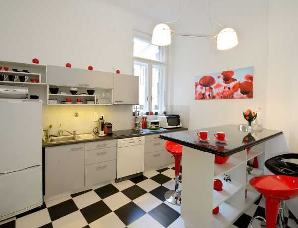 Дава се под наем Тристаен апартамент в Пловдив, Център - 76 кв.м за 234.6 € - Снимка #1