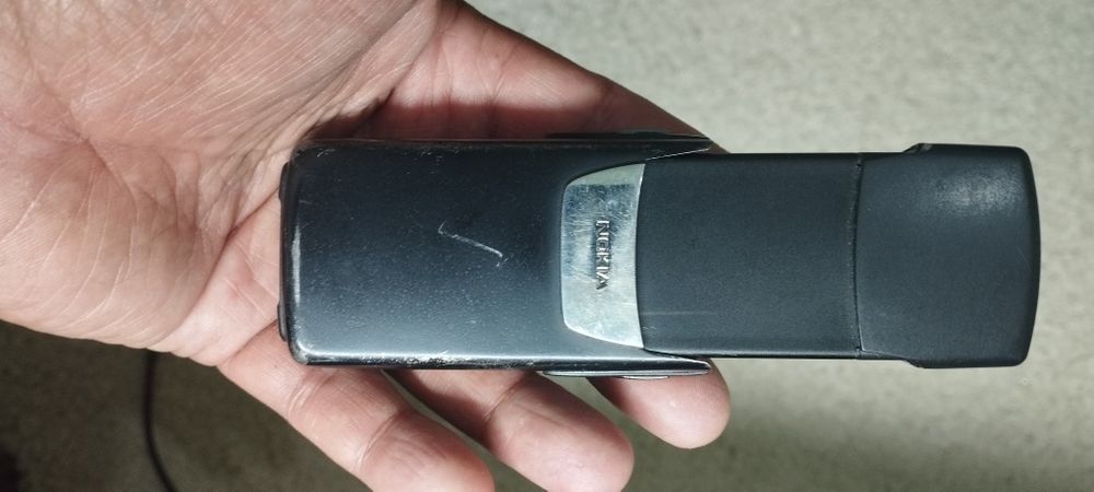 Nokia 8910i.    Nokia 8910i