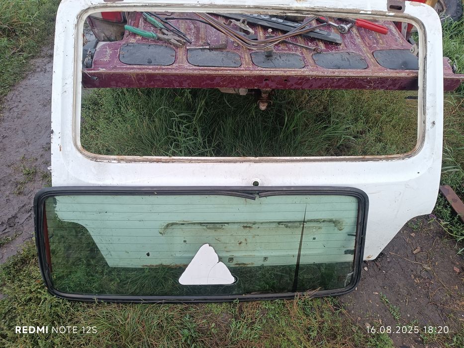 Продаю стекло и дверь багажника на ниву .