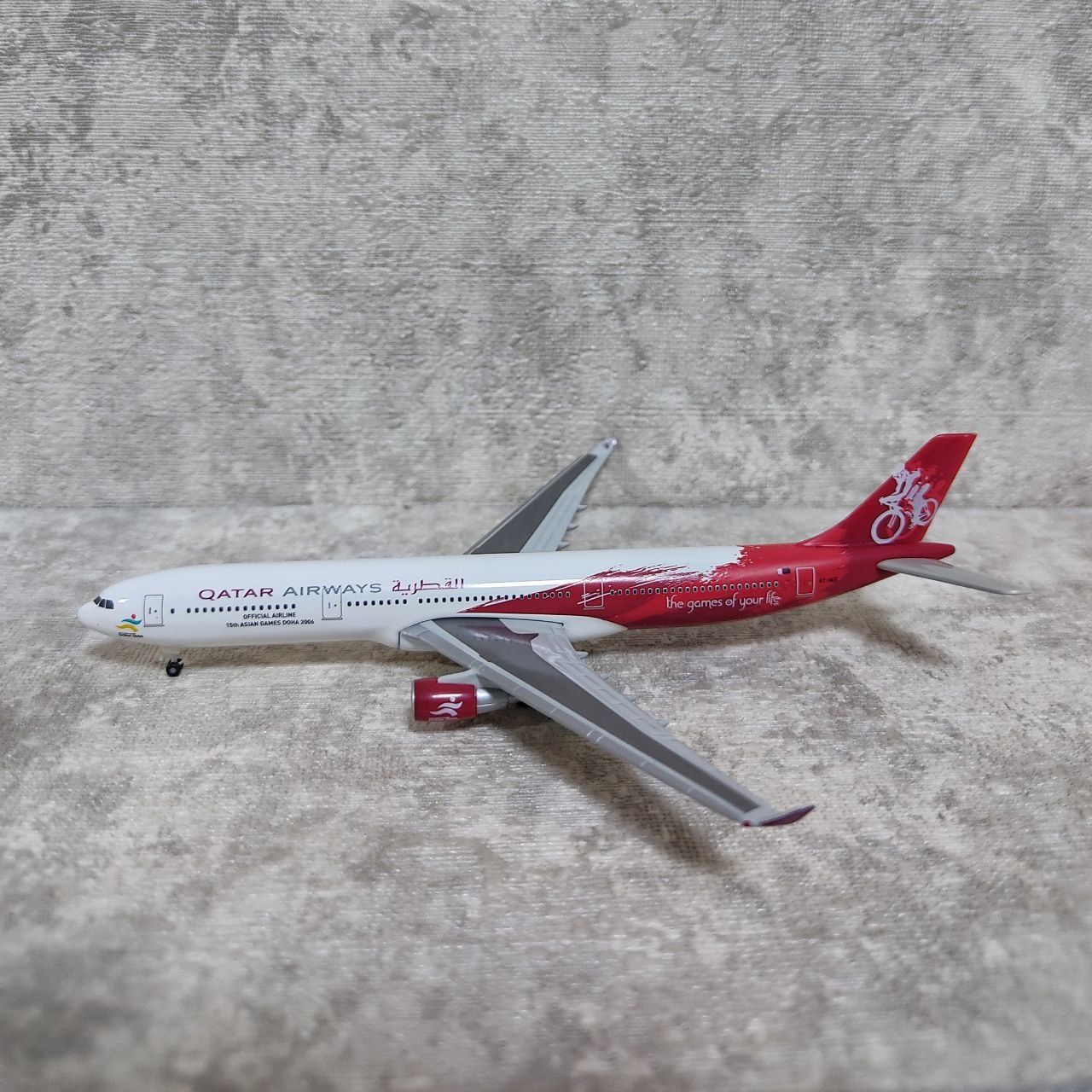 Самолёт модель: Airbus A330-300 Qatar airways ( HERPA оригинал) 1/500