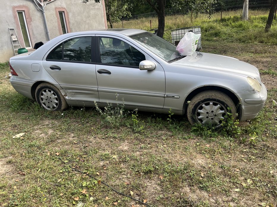 Mercedes c220 usor accidentat / piese sau intreg