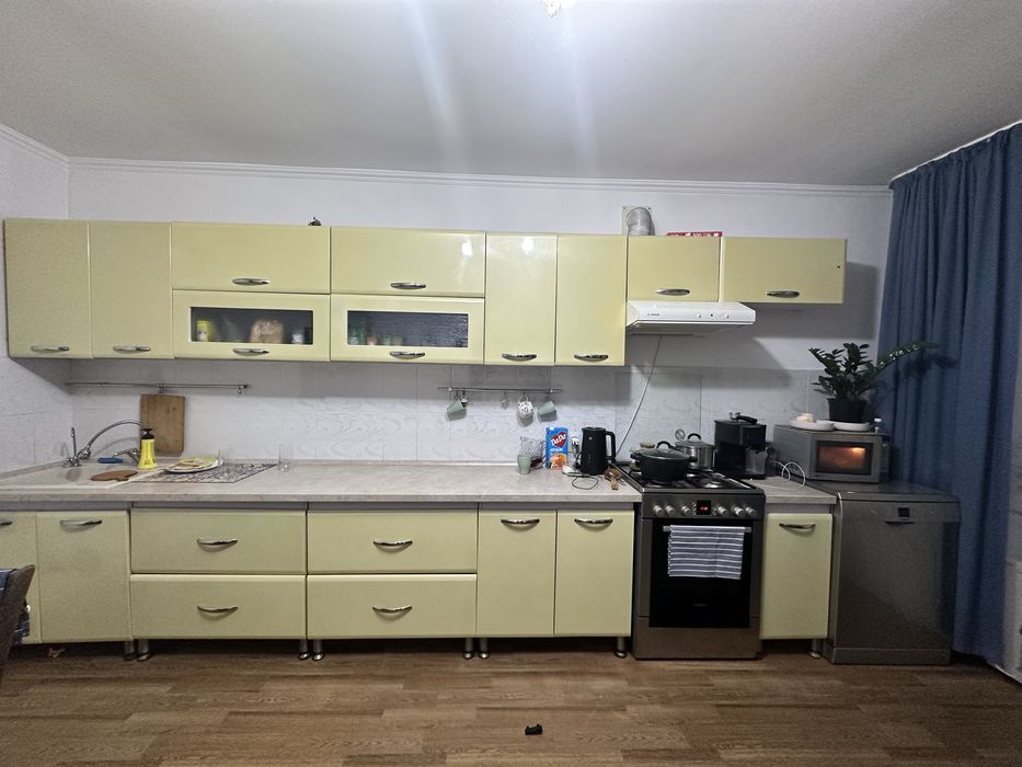 Кухоный гарнитур 4 метра в хорошем состоянии