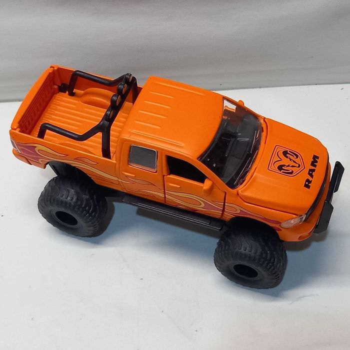 Siku Dodge Ram 1500 cu anvelope cauciuc, scara 1/50, ca nouă