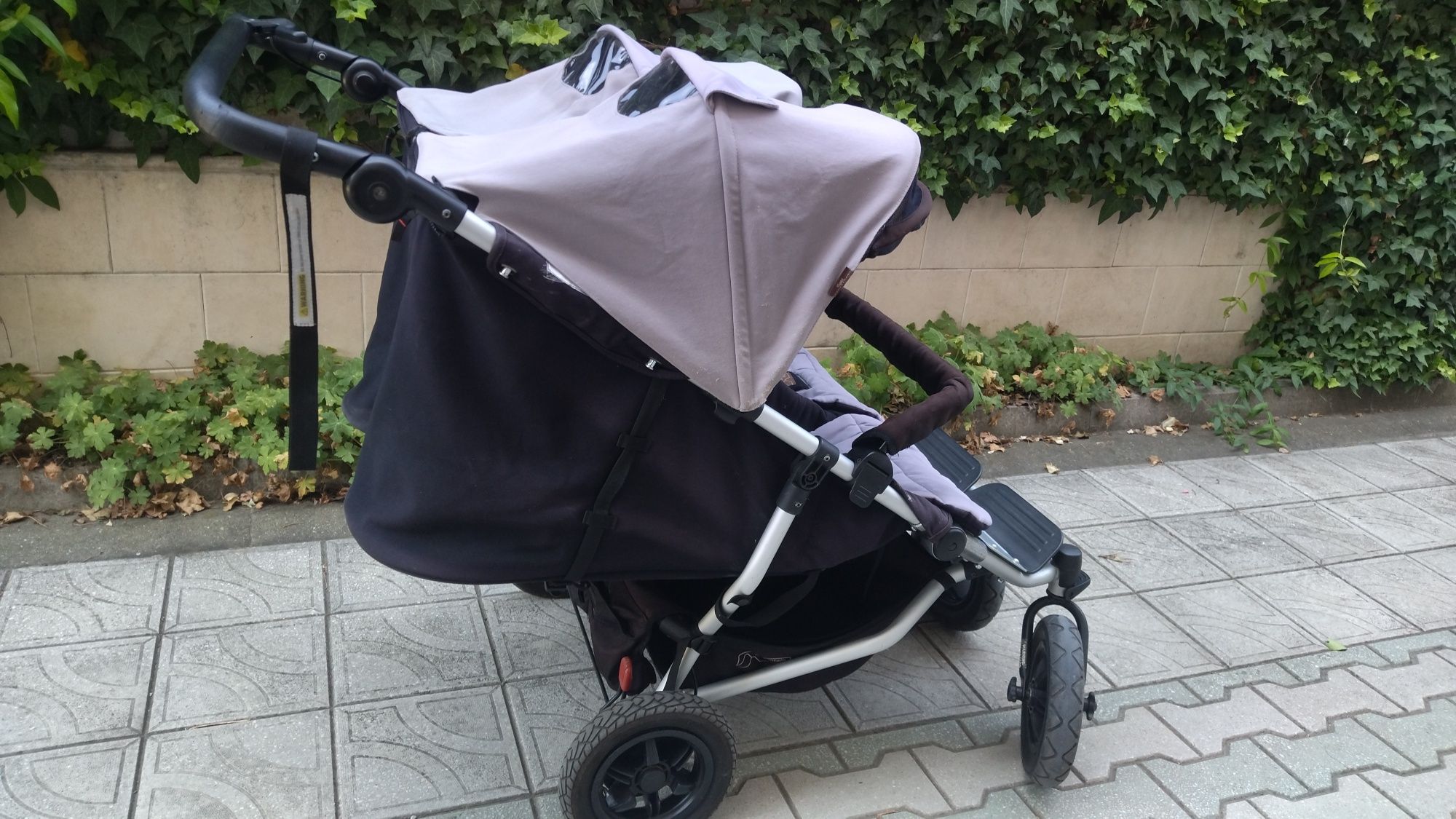 Количка за близнаци MOUNTAIN BUGGY абсолютно запазена