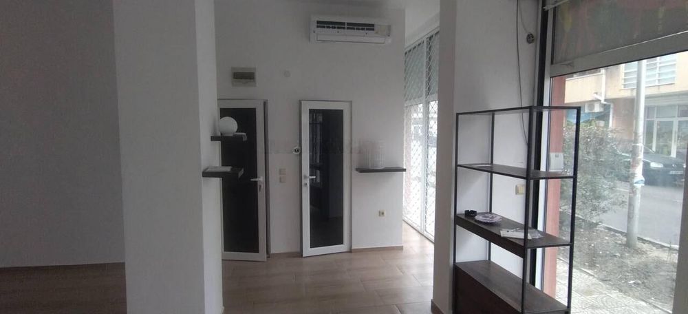 Дава се под наем Магазин в Бургас, Меден рудник - зона В - 42 кв.м за 255 € - Снимка #1