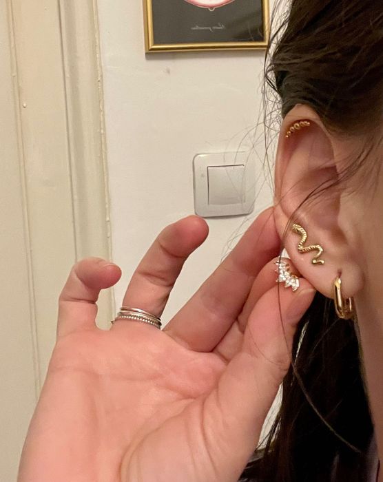 Пиърсинг обица в златна медицинска стомана