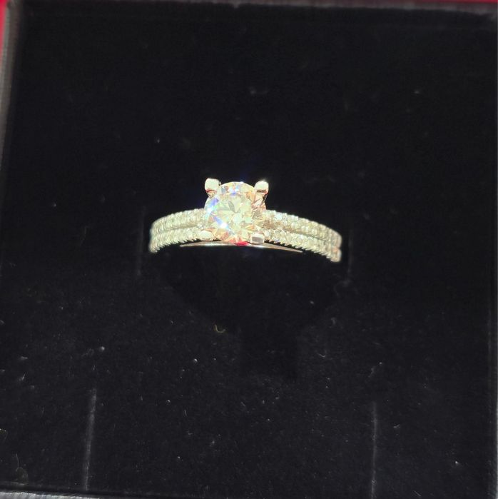 Продам кольцо с бриллиантом