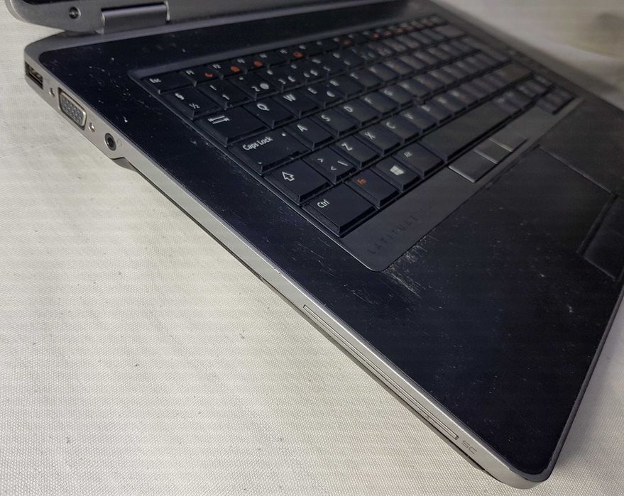 Laptop DELL i5 tastatura luminata cu incarcator si geanta transport