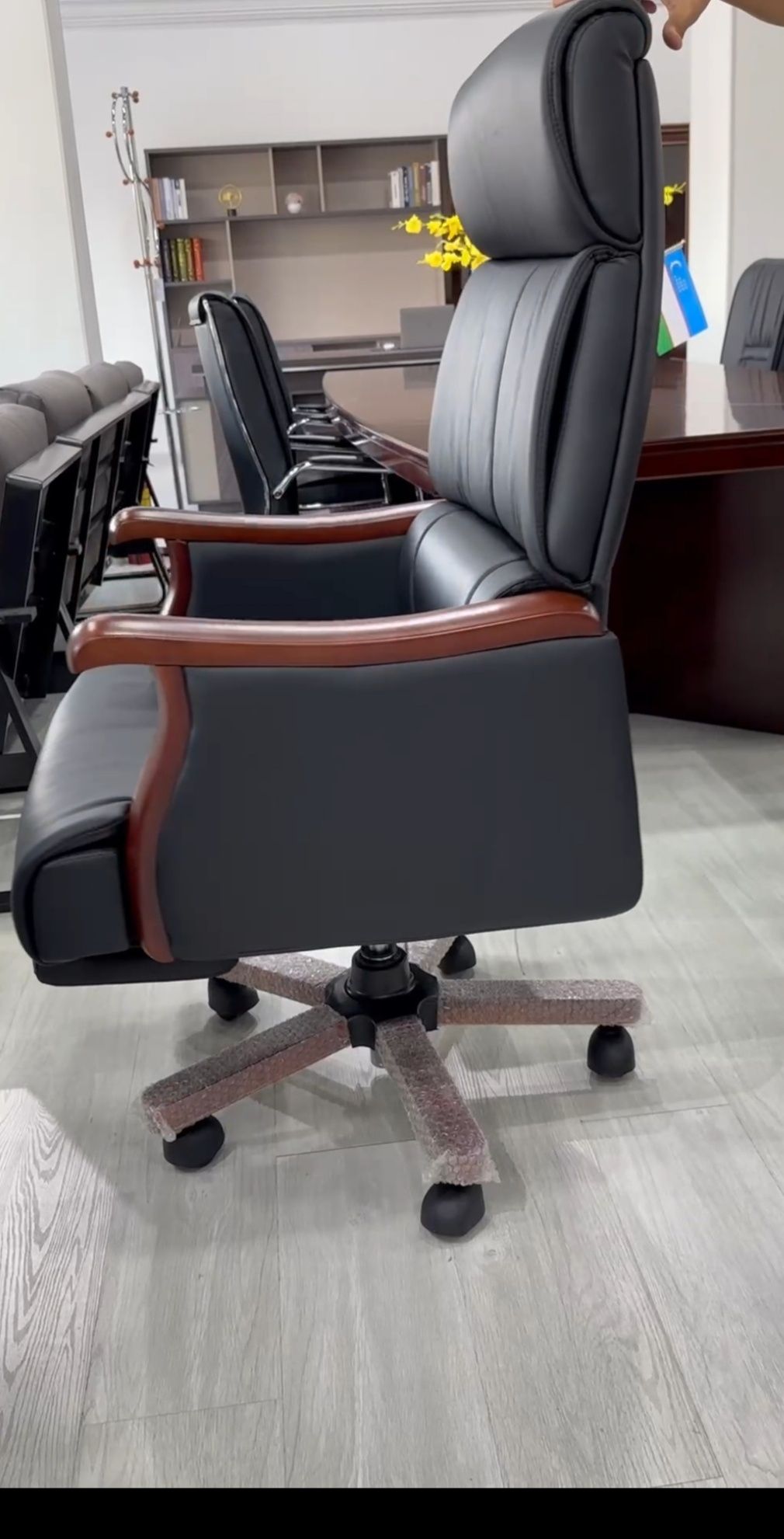 Офисное кресло для руководителя модель А208