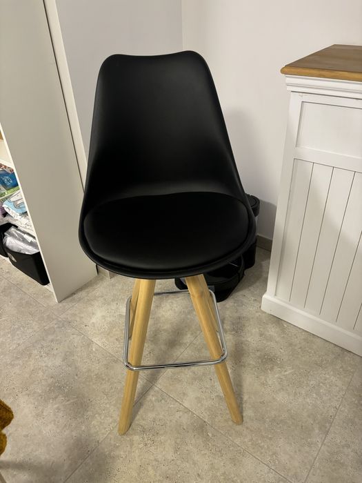 Bar Moemax cu 2 scaune de bar, stare impecabila